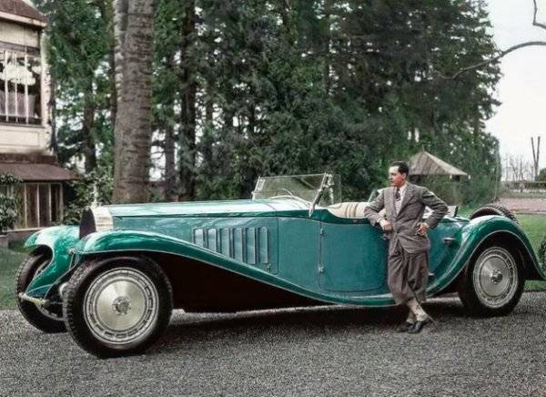 Jean Bugatti, amint épp a Bugatti Royale nevű autó mellett áll, 1932-ben. Összesen 7 ilyen autót gyártottak.