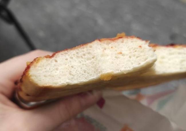„Vettem egy szelet pizzát, de olyan kevés volt rajta a szósz és a feltét, hogy alig lehetett látni."