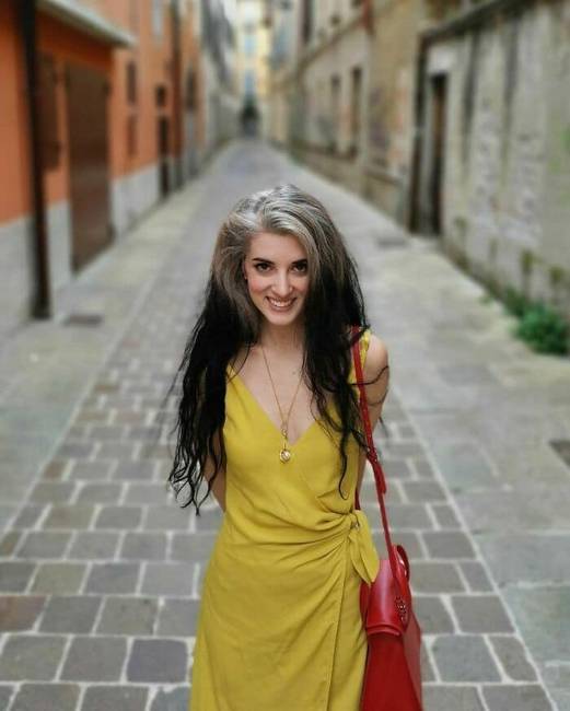 Hosszú és dús, mintha csak egy divatmagazinból lépett volna elő.