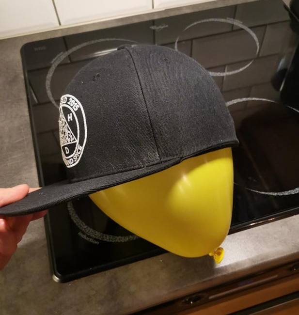 Amikor baseballsapkát mosol, szárítás közben húzd rá őket egy felfújt lufira, hogy megtartsák a formájukat.