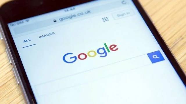 Ha a Google egyik alkalmazottja meghal, a házastársa 10 éven át kapja utána a fizetése felét, a gyermekei pedig havi 1000 dollárt kapnak, egészen 19 éves korukig.