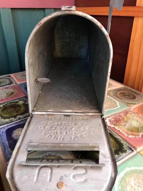 „Mi ez a kis polc a régi postaládákban?"