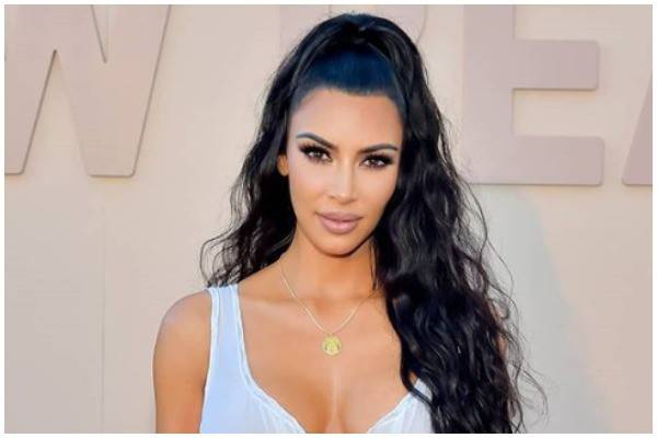 Kim Kardashian sminkben alszik.