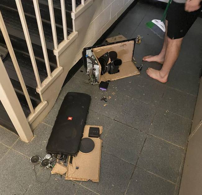 „A barátom vett egy új hangszórót 500 dollárért, de megbotlott a 4. emeleti lépcsőn, miközben a feje fölött vitte."