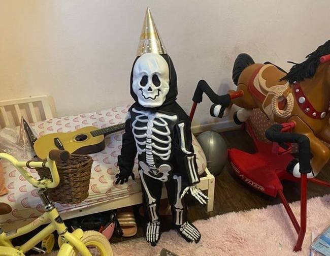 „A lányom a Halloween megszállottja. Születésnapjára vettünk neki egy csontváz jelmezt kis meglepetés gyanánt és úgy döntött, hogy azonnal felveszi."