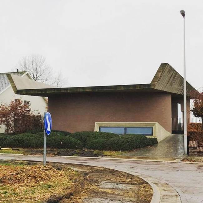 A tulaj talán sokáig híd alatt élt, és így szerette volna egy kicsit otthonosabbá tenni a házát.