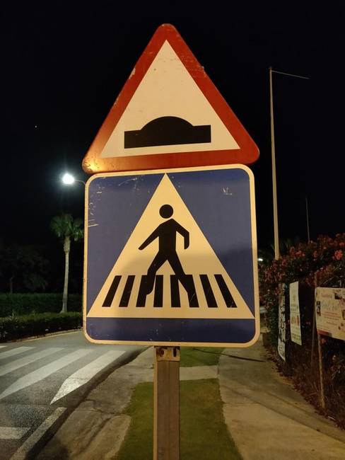 Egy táblakombináció, ami segít felhívni a figyelmet az UFO-elrablások veszélyeire.