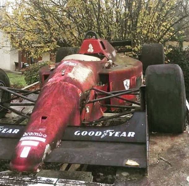 Elhagyatott Ferrari-versenyautó
