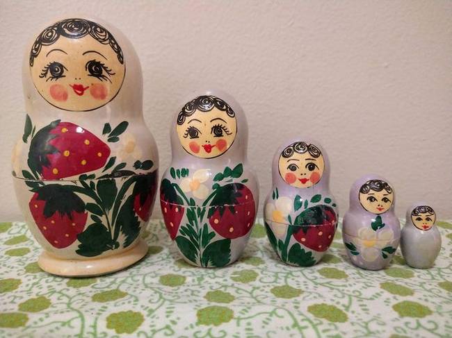 „Srácok, srácok! Gyerekkorom óta szerettem volna egy ilyen készletet, és most végre 2 dollárért az enyém lehet!"