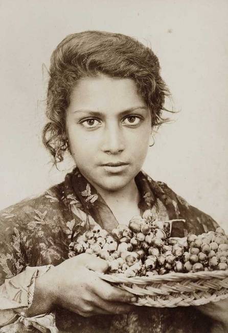 Szicíliai nő, egy kosár szőlővel, 1914-ben.