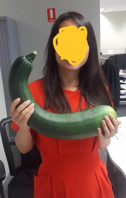 Ez a nő egy óriási cukkinit tart a kezében.