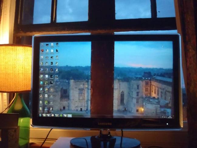 Nehogy már a monitor eltakarja a szép kilátást!
