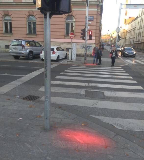 Közlekedési lámpák a telefonjukat bámuló gyalogosok számára Zágrábban, Horvátországban.