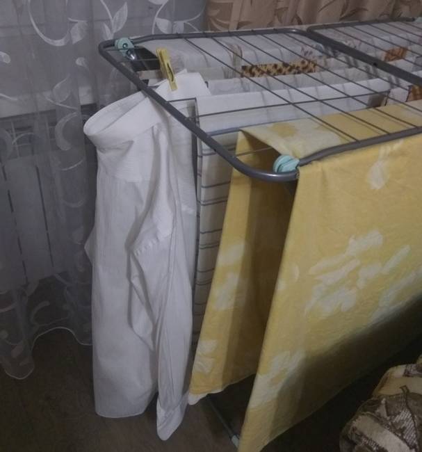Ha az ingeket a gallérnál fogva ruhacsipeszre akasztod szárítani, nem keletkeznek rajta nehezen vasalható gyűrődések.