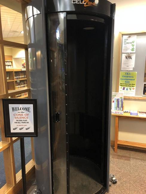 Hangszigetelt könyvtári kabin azok számára, akiknek sürgősen telefonálniuk kell.