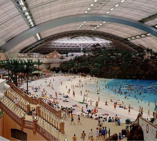 Seagaia Ocean Dome, a világ egyik legnagyobb beltéri vízparkja.