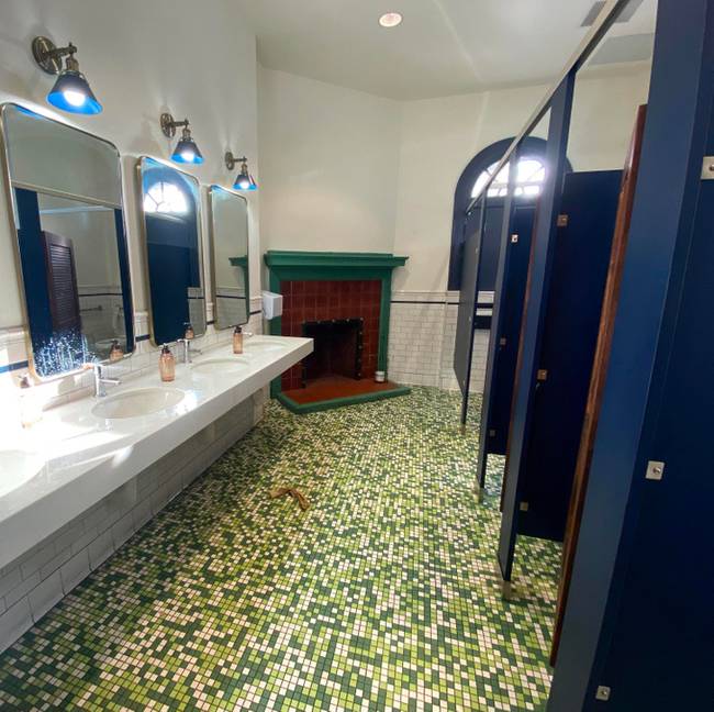 Ebben a nyilvános WC-ben egy kandalló található.