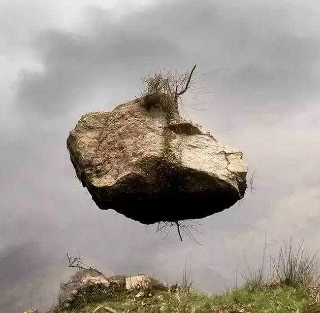 Ez a kő pont úgy néz ki, mintha csak a levegőben lebegne.