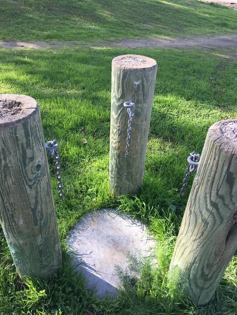„Miért van szükség ezekre a láncos oszlopokra? Egy közeli parkban találtam őket."