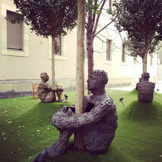 A világ számos nagyvárosában találkozhatunk Jaume Plensa bronz szobraival, aki ezen installációi segítségével igyekszik felhívni a figyelmet a környezetszennyezésre.