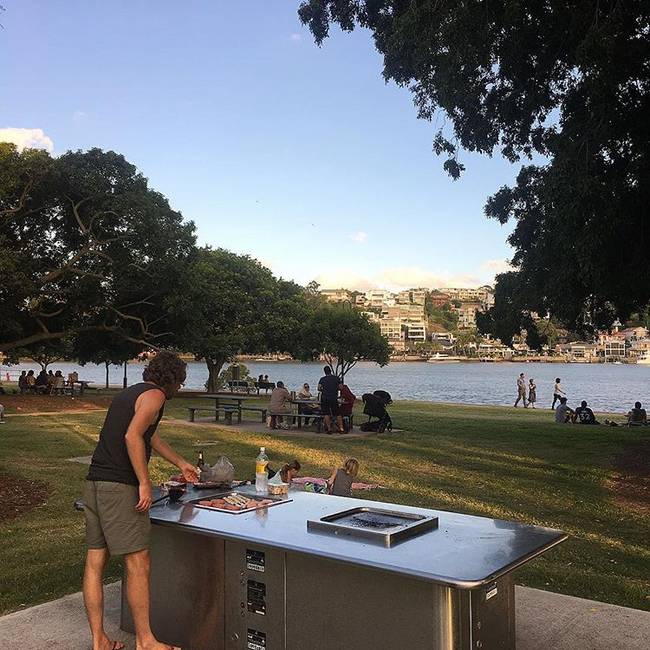 Majdnem minden parkban van nyilvános (elektromos vagy gázos) grillező.