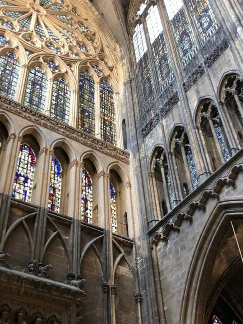 Kiderült, hogy a franciaországi Metz városban található Szent István-székesegyház teljesen más színű a vastag kosz alatt.