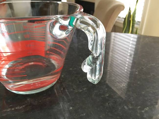 Ez történik a boroszilikát üvegedényekkel, ha forgótányér nélkül melegítik a mikrohullámú sütőben.