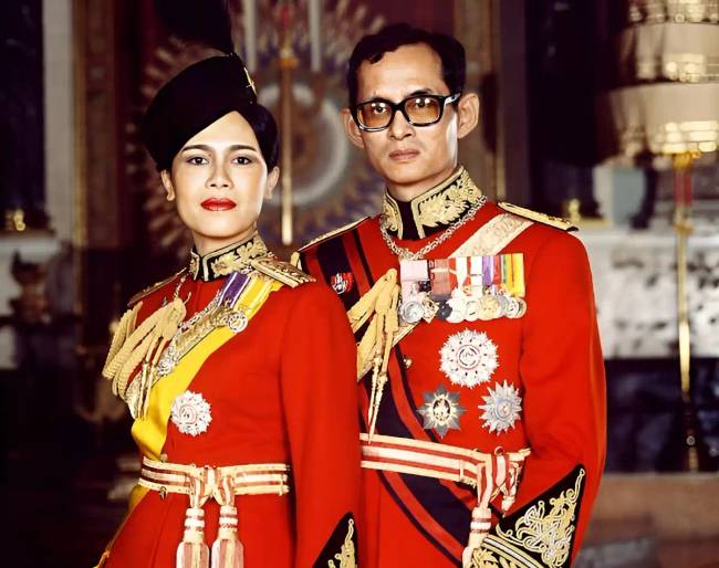 Bhumibol király és Sirikit felnőttkorban.