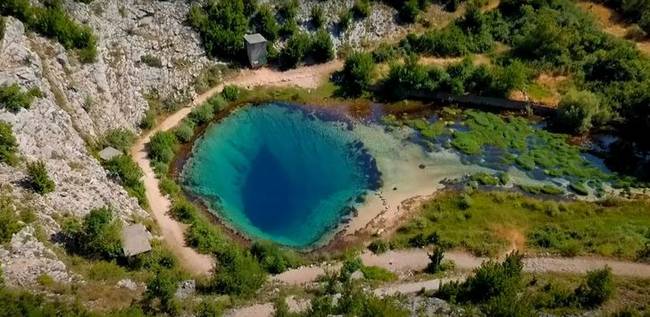 A Cetina-folyó forrásánál a víz mélysége a 150 métert is eléri.