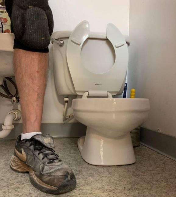 „Nem vagyok óriás, csak WC-ket szereltünk fel egy óvodában."