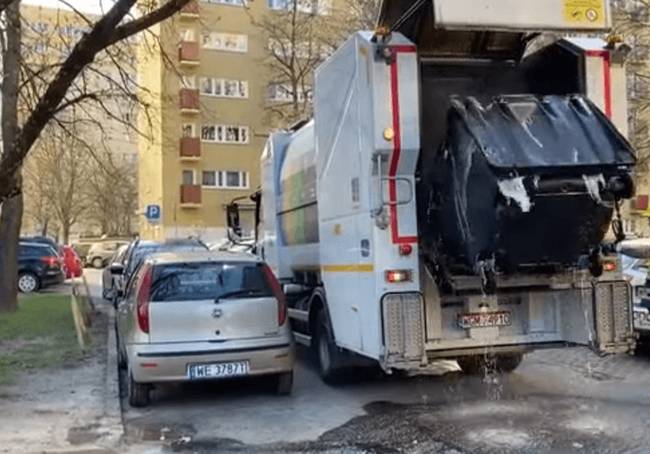 „Mióta Varsóban élek, többször is észrevettem, hogy a kukák nem bűzölögnek úgy, mint más nagyvárosokban.''
