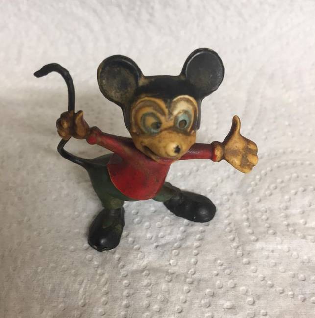 „A nagyszüleim házában találtam ezt a Mickey-egeret. Úgy tűnik, nagyon öreg."