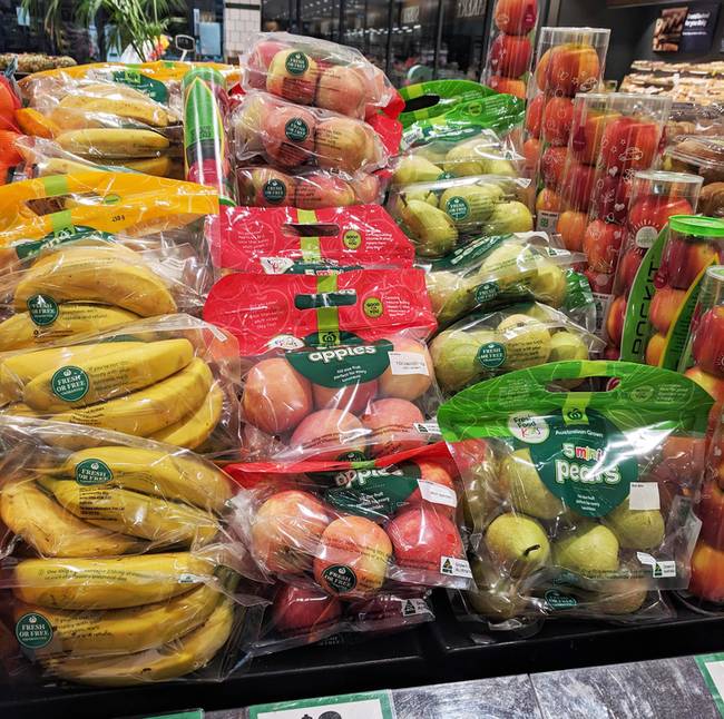 Egy szupermarket, ahol a környezettudatosság jegyében már nem kaphatók műanyag zacskók, így árulja a gyümölcsöket.