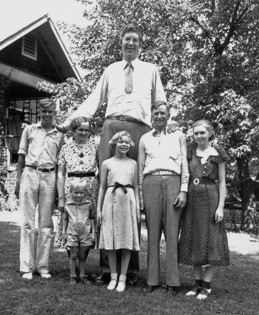 A feljegyzett történelem valaha élt legmagasabb embere Robert Wadlow volt. Ezen a képen szüleivel és testvéreivel látható, 1935-ben.