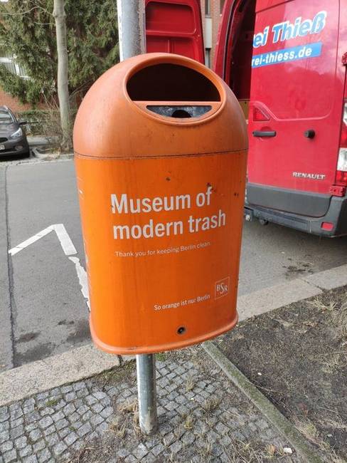 Szellemes felirat egy kukán: "Modern szemétmúzeum". Ez a kuka egyébként egy igazi múzeum mellett található.