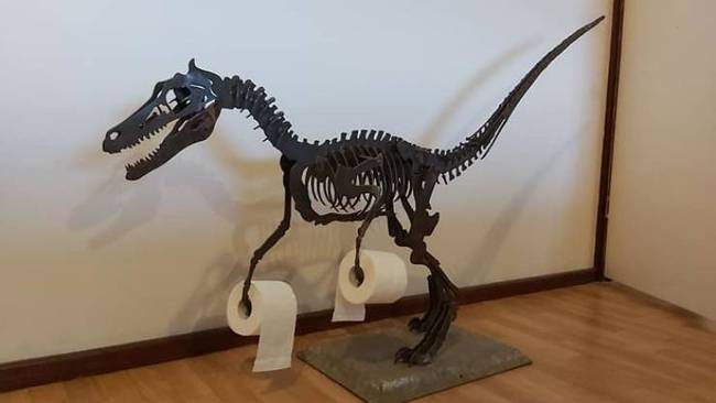 „Ez a velociraptor fémhulladékokból készült, és az út szélére dobva találtam."