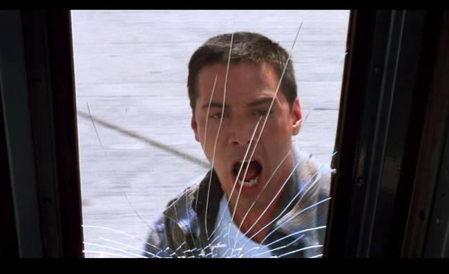 Keanu Reeves teljesen véletlenül törte be a busz ablakát a "Féktelenül" című film forgatásán, de a stábnak tetszett a jelenet, így benne maradt a filmben.
