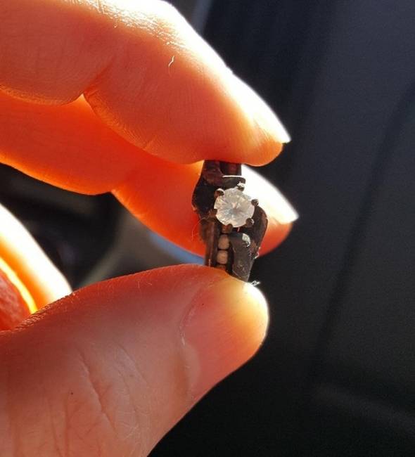 „Decemberben leégett a házunk, a hamu eltakarítása közben édesanyám megtalálta az esküvői gyűrűjét."