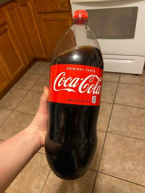 Kerek aljú Coca-Cola-s üveg.