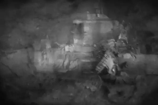 K129 kompozit televíziós képe, amelyet amerikai víz alatti járművek készítettek. A hajó túl nagy ahhoz, hogy elférjen a lencsében.