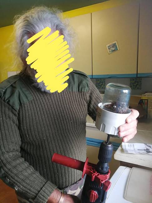 Elromlott a kávédaráló.