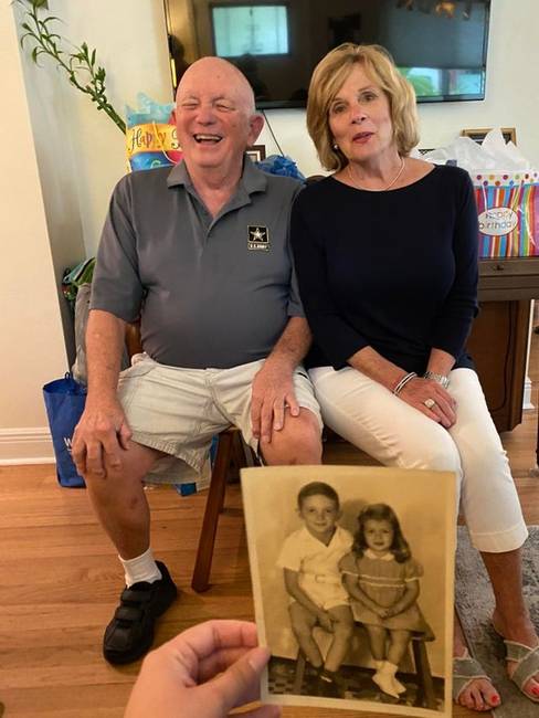 „Ez a nagyapám és a húga, a papa 80. születésnapján. Ugyanazon a sámlin ülnek, mint ezen a régi fényképen, 72 évvel ezelőtt."