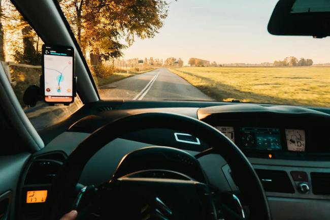 Miért mutat eltérő sebességet a GPS a sebességmérőhöz képest és melyik adat a pontosabb