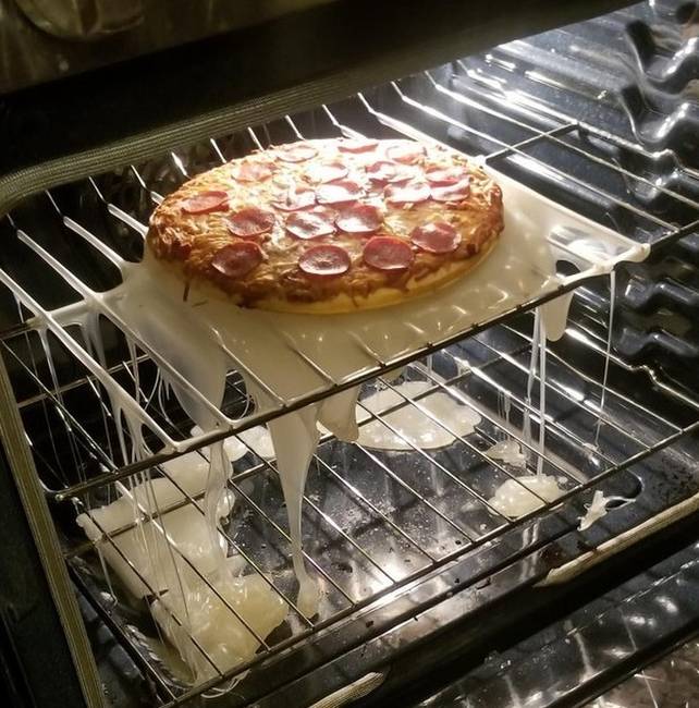 Röviden: ez történik, ha vágódeszkával együtt rakod be sülni a pizzát.
