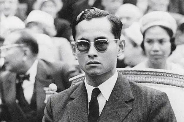 IX. Ráma thaiföldi király, vagy más néven Bhumibol Adulyadej.