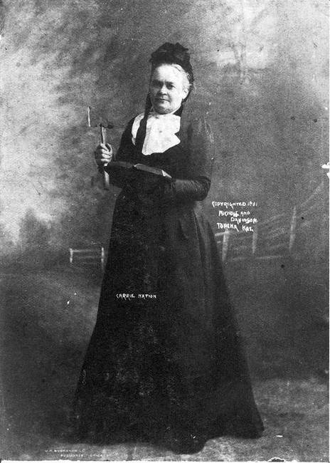 Carrie Nation, alkohol ellenes amerikai aktivista. Közismert volt arról, hogy fejszével rontott a bárokba és szétverte az alkoholos üvegeket. (1901)