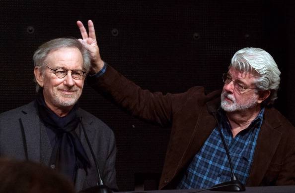 Steven Spielberg fogadást kötött George Lucas-szal, melynek tétje a Csillagok háborúja után járó jogdíjak százalékos elosztása volt. Spielberg ennek köszönhetően azóta több millió dollárt nyert már ezzel a fogadással.