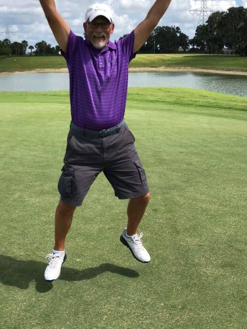„Édesapám körülbelül 50 éve golfozik. Ma végre egy ütésből beütötte a lyukba a labdát."