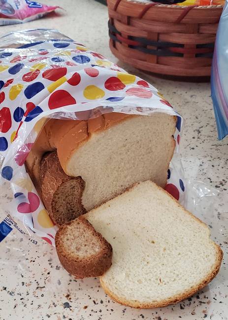 „Ma kinyitottam a csomagolt kenyeret, és volt benne egy másik, mini vekni."