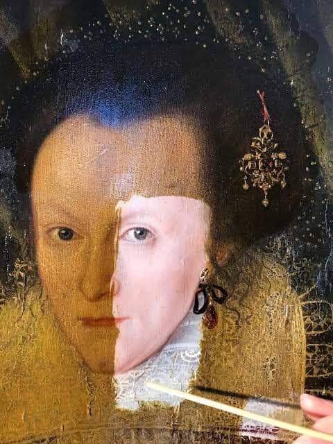 Egy 400 éves festmény restaurálása.